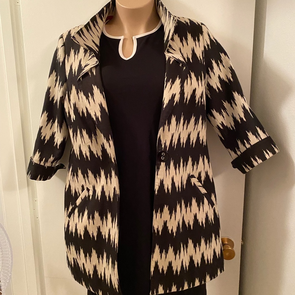 Long black/tan jacket w/pockets Extra cute collar-3/4 sleeves 3 Sisters $40